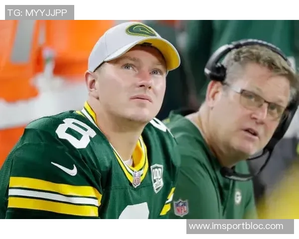 浓眉缺席九场比赛坐板凳身穿NFL球衣观战绿湾包装工比赛